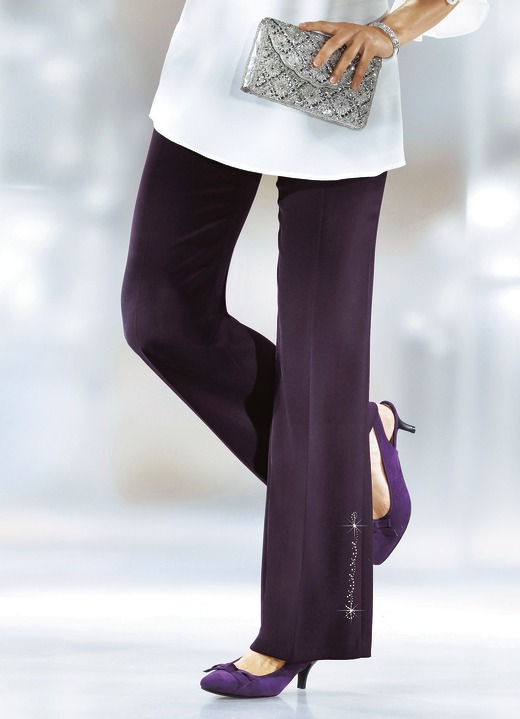 Broeken - Broek met een opvallend siermotief met strasssteentjes, in Größe 019 bis 054, in Farbe AUBERGINE Ansicht 1